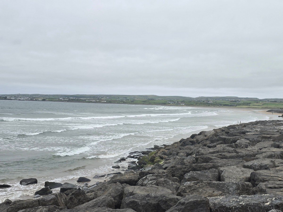 3ft Waves, moderate SW 16kts onshore wind.